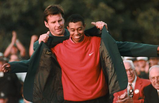 1997년 4월, 마스터스 첫 우승을 차지한 뒤 전년도 챔피언 닉 팔도가 입혀주는 그린재킷을 걸치며 환하게 웃고 있는 타이거 우즈 AP연합뉴스