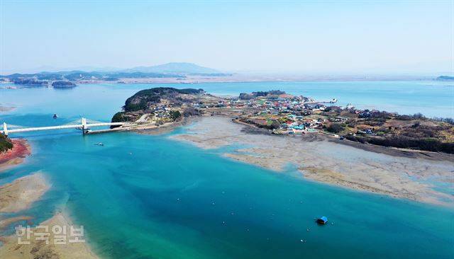 태안 안면도 동쪽 천수만에 위치한 황도. 다리가 놓이고 그 아래 둑을 튼 이후 갯벌이 되살아나고 있다. 질펀한 갯벌과 대조적으로 바다 색깔이 유난히 푸르다. 태안=최흥수기자