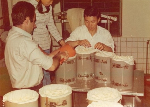 지정환 신부(왼쪽)가 1978년 7월 임실 치즈공장에서 주민들과 함께 치즈를 만들고 있다. 임실군 제공