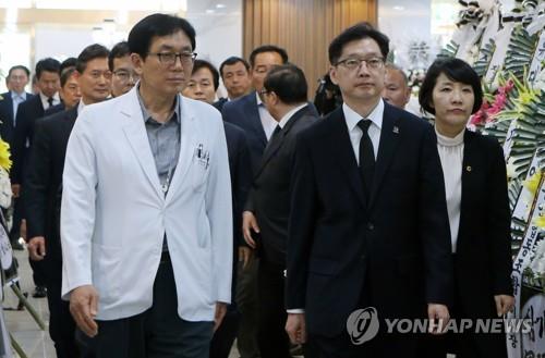 희생자 합동분향소 방문한 김경수 경남지사 [연합뉴스 자료사진]