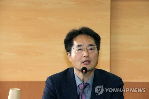 발언하는 김광희 교수 (포항=연합뉴스) 손대성 기자 = 18일 경북 포항 한동대에서 열린 '지열발전실증단지 후속관리 방안 전문가 초청 간담회'에서 김광희 부산대 지질환경과학과 교수가 발언하고 있다. 2019.4.18 sds123@yna.co.kr