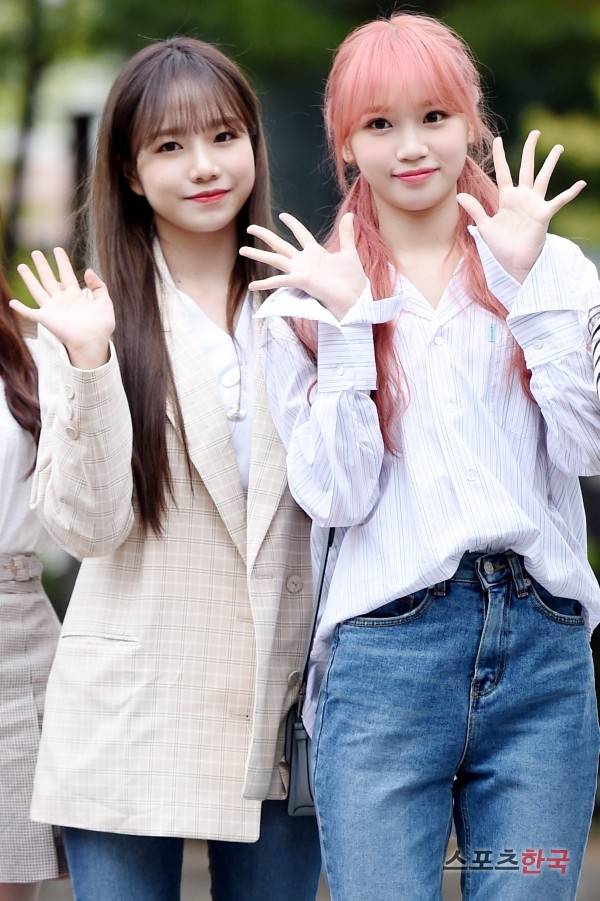 KBS '뮤직뱅크' 리허설에 참석하기 위해 출근하고 있는 아이즈원 조유리, 김채원. 사진=조은정 기자 new@hankooki.com