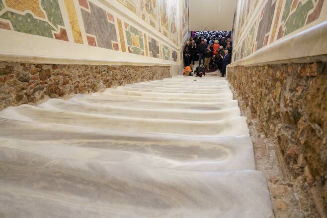 순례자들이 지난 11일(현지시간) 새롭게 복원된 로마 '성 계단'을 무릎으로 오르고 있다. [AP=연합뉴스]