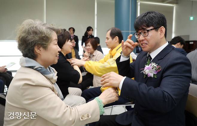 시청각장애인인 손창환씨(오른쪽)가 지난 17일 오후 서울 강남구 ‘밀알학교’에서 열린 헬렌켈러센터 개소식에서 촉수화(만져서 이해하는 수화)로 통역사들과 대화를 하고 있다. 권도현 기자 lightroad@kyunghyang.com