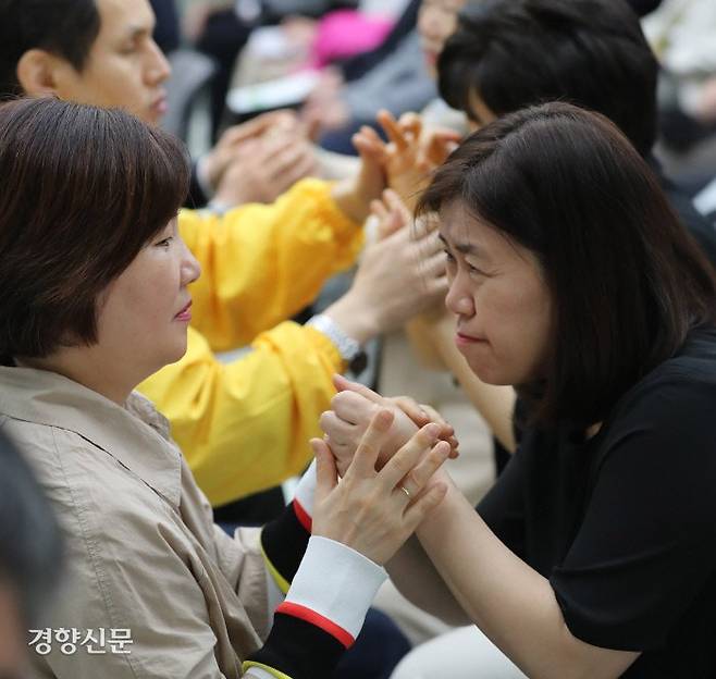 17일 서울 강남구 밀알학교에서 열린 헬렌켈러센터 개소식에서 시청각장애인들(왼쪽)이 통역사들과 촉수화(만져서 이해하는 수화)로 대화하고 있다. 권도현 기자