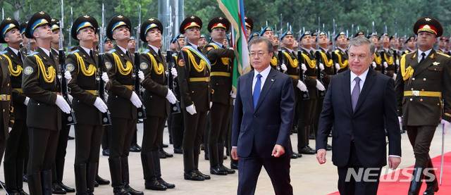 【타슈켄트(우즈베키스탄)=뉴시스】박진희 기자 = 우즈베키스탄을 국빈방문 중인 문재인 대통령과 샤프카트 미르지요예프 대통령이 19일 오전(현지시각) 타슈켄트 대통령궁에서 공식 환영식을 하고 있다. 2019.04.19. pak7130@newsis.com