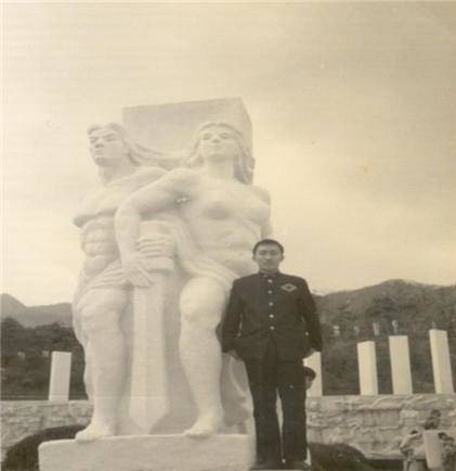 ▲ 1973년 4월 18일 수유리 4.19묘지 ‘수호자상’과 노회찬.