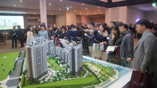 북위례 세번째 분양단지인 송파 위례 리슈빌 퍼스트클래스가 지난 19일 견본주택을 개관하고 분양일정에 돌입했다. 사진은 견본주택 내 단지 모형을 관람하고 있는 방문객들의 모습. <이상현 기자>