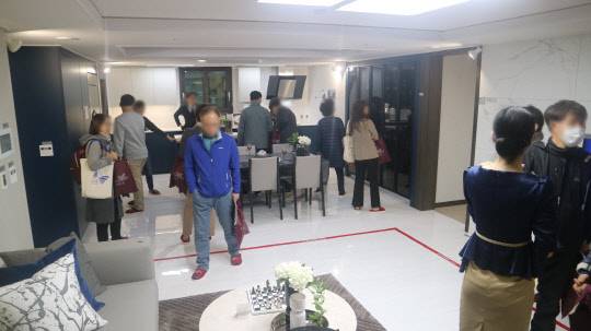 송파 위례 리슈빌 퍼스트클래스 견본주택 내부 유니트를 관람하고 있는 방문객들의 모습. <이상현 기자>