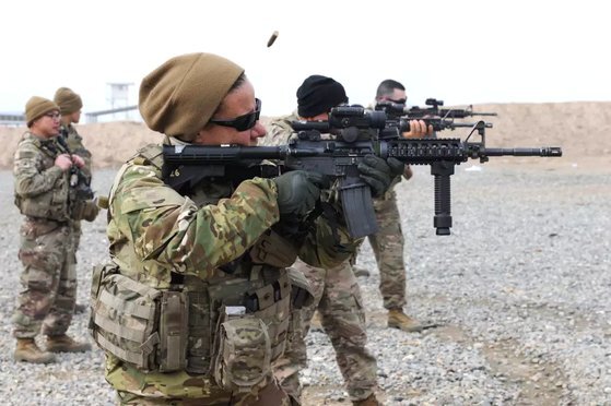 미 육군 장병이 아프가니스탄군과 함께 사격 훈련을 하고 있다. 비니를 쓴 미군이 든 소총이 M4. [사진 미 육군]