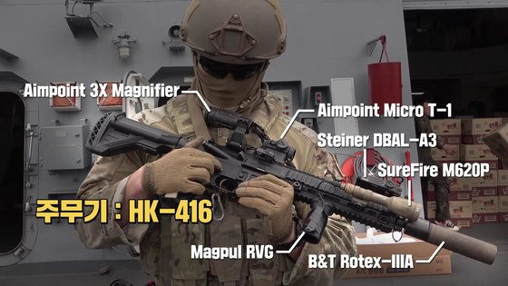 해군 특전단(UDT/SEAL) 대원은 HK-416 등 특수전에 필요한 총기와 부가장비를 다양하게 갖추고 있다. [영상캡처=강대석 기자]