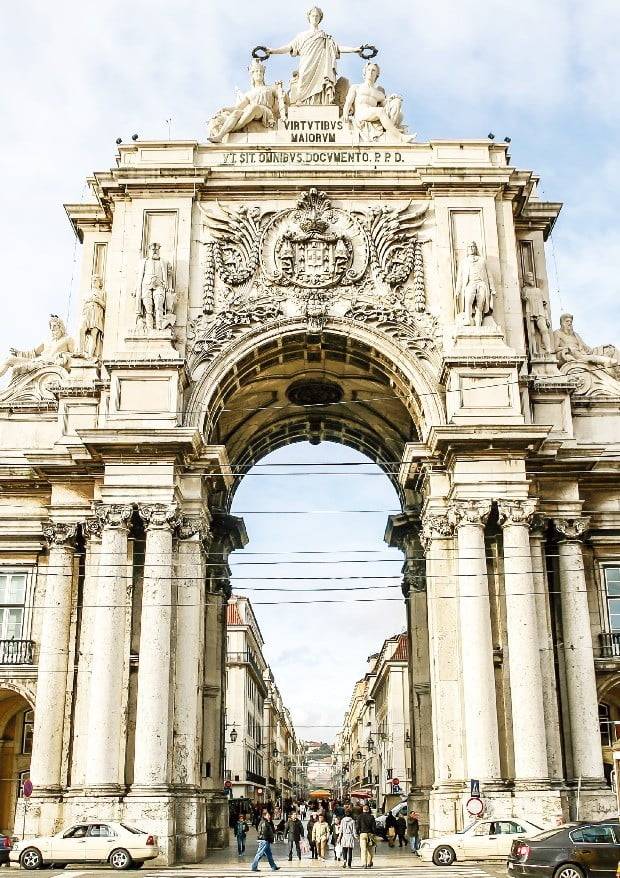 코메르시우 광장을 마주보고 있는 아우구스타 개선문. 조선시대 한양의 4대문처럼 리스본 시내로 들어가는 관문 역할을 해왔다.