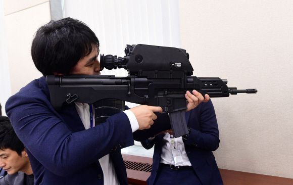 지난해 10월 방위사업청 국회 국정감사에서 공개된 K11 복합소총. 사업 예산이 대부분 삭감돼 현재는 개발이 중단된 상태다. 서울신문 DB