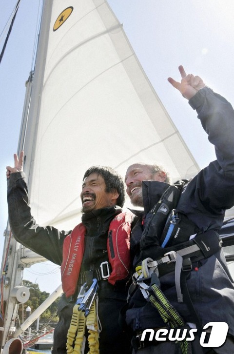 시각장애인으로서 세계 최초로 태평양 횡단에 성공한 이와모토 이쓰히로(왼쪽)와 그와 함께 항해한 미국인 더글라스 스미스(오른쪽) © 뉴스1