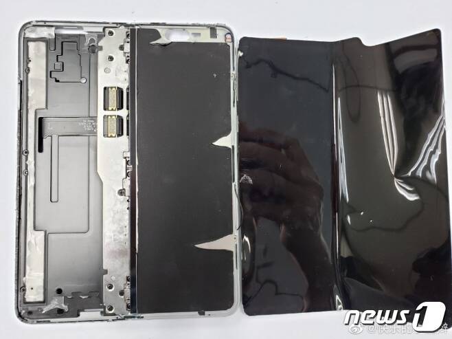 중국의 한 스마트폰 엔지니어가 갤럭시 폴드를 분해한 모습. 디스플레이가 종잇장처럼 매우 얇다. (출처: 웨이보) © 뉴스1