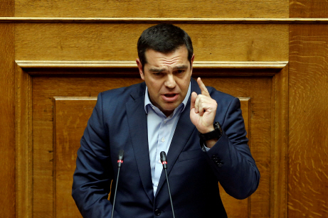 알렉시스 치프라스 그리스 총리가 17일 아테네 의회에서 제2차 세계대전 당시 독일 전쟁범죄와 관련한 추가 배상 결의안 표결에 앞서 연설하고 있다.       /아테네=로이터연합뉴스