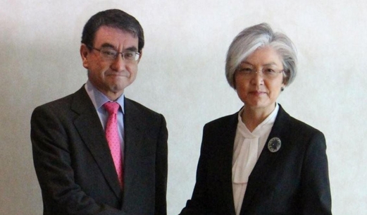 고노 다로(왼쪽) 일본 외무상과 강경화 외교부 장관. /연합뉴스