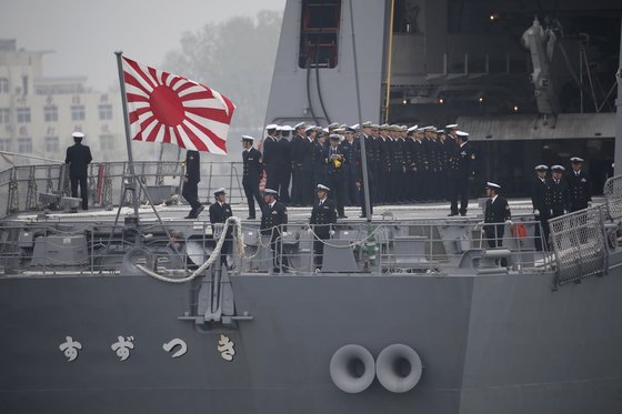 23일 중국 인민해방군 해군 창설 70주년 기념 국제 관함식 해상사열에 참가하는 일본 해상자위대 소속 스즈츠키함이 21일 오후 칭다오항에 입항했다. 중국을 방문한 일본 함정으로는 처음 욱일기를 게양했다. [EPA]