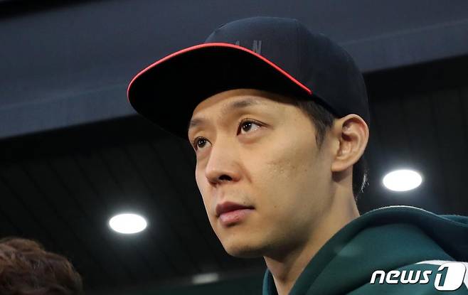 마약 투약 의혹을 받고 있는 가수 겸 배우 박유천씨(32)가 이달 18일 오후 경기도 수원시 장안구 경기남부지방경찰청에서 추가 조사를 마치고 경찰청을 빠져나오고 있다. / 사진=뉴스1
