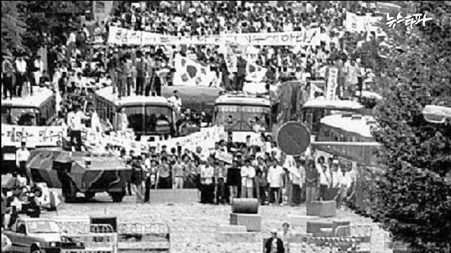 ▲1980년 5월 21일 대치상황. 시위대의 장갑차가 왼편에 모습을 드러냈다.