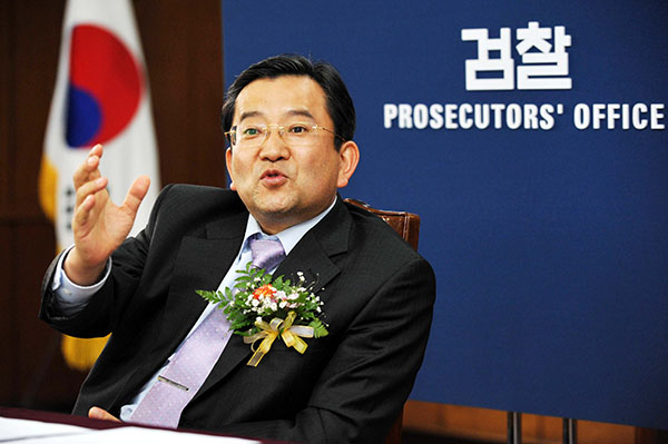 ⓒ연합뉴스 2008년 3월 김학의 당시 춘천지검장이 취임식 직후 기자간담회에서 소감을 밝히고 있다.
