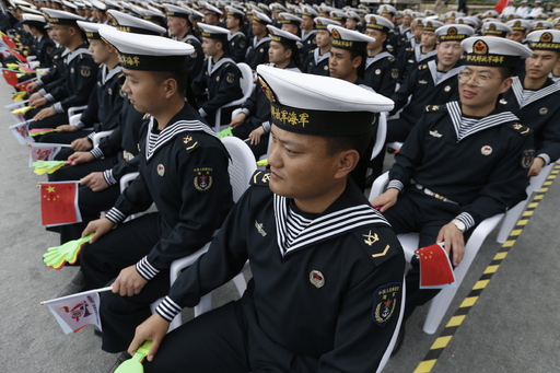 중국 해군 장병들이 23일 칭다오에서 열린 중국 해군 창설 70주년 국제관함식 지상 행사에 참석하고 있다. 신화연합뉴스