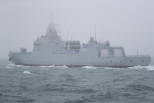 중국 해군 055형 구축함이 중국 해군 창설 70주년 국제관함식 해상 열병에 참가, 항해를 하고 있다. 신화연합뉴스