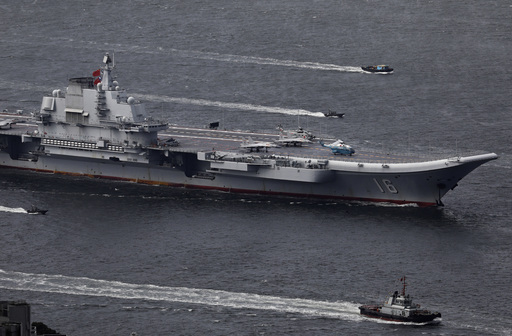 중국 해군 항공모함 랴오닝호가 2017년 7월 7일 홍콩을 출항하고 있다. AP연합뉴스