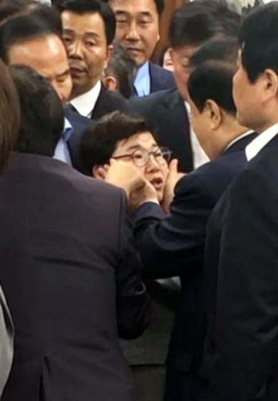 자유한국당이 여성의원에 대한 '성추행' 의혹을 제기하고 있는 문희상 국회의장이 24일 국회의장실에서 임이자 한국당 의원의 볼을 만지는 모습. 뉴시스