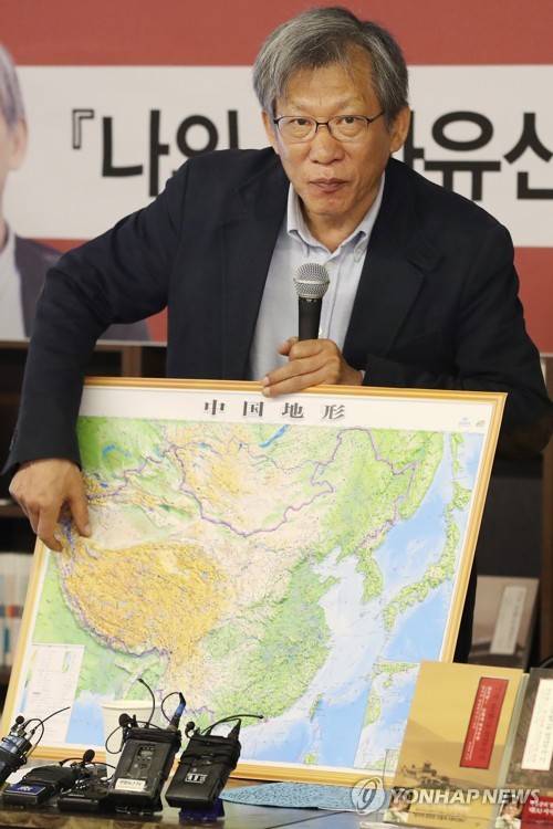 '나의 문화유산답사기' 중국판 소개하는 유홍준 (서울=연합뉴스) 진연수 기자 = 24일 서울 마포구 창비서교빌딩에서 열린 '나의 문화유산답사기' 중국판 출간 기념 기자간담회에서 저자 유홍준 교수가 책 관련 설명을 하고 있다. 2019.4.24 jin90@yna.co.kr