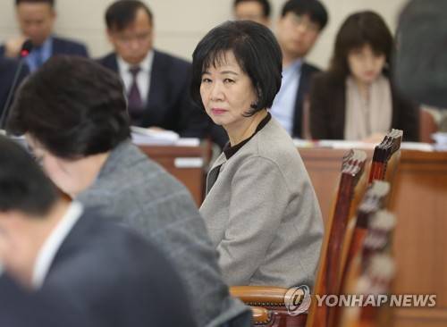 보건복지위 회의 참석한 손혜원 의원 (서울=연합뉴스) 김현태 기자 = 18일 국회에서 열린 보건복지위원회 전체회의에서 무소속 손혜원 의원이 회의에 참석하고 있다. 2019.3.18 mtkht@yna.co.kr