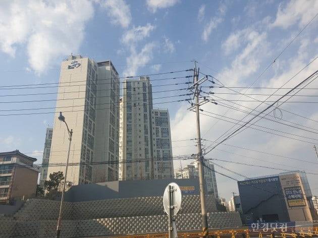 경기 구리시 교문사거리 일대의 아파트와 모델하우스들. (사진 김하나 기자)