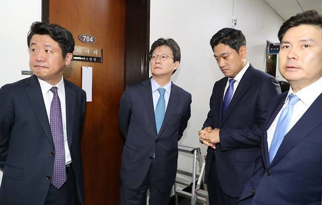 개혁법안 패스트트랙 적용에 반대하는 바른미래당 유승민 전 대표(왼쪽 두번째)를 비롯한 의원들이 25일 오전 국회 의사과에서 인편이나 팩스를 이용해 사법개혁특별위원회 간사인 오신환 의원 사·보임계 접수를 저지하기 위해 대기하고 있다. 연합뉴스