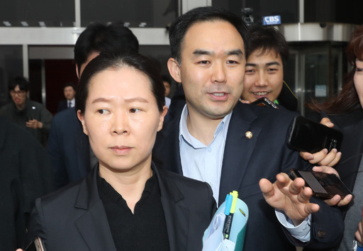 국회 사법개혁특별위원으로 보임된 채이배(오른쪽) 의원과 사임된 권은희 의원이 25일 오후 서울 여의도 국회 본청을 나서고 있다.