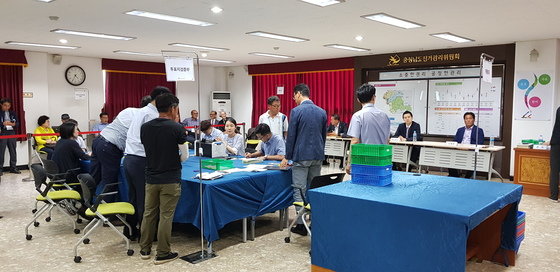 지난해 7월 11일 충남선거관리위원회에서 청양군의원 가선거구 투표지 검증이 이뤄지고 있다. [중앙포토]