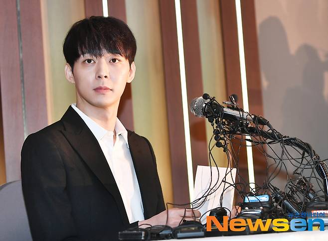박유천, 긴장된 표정