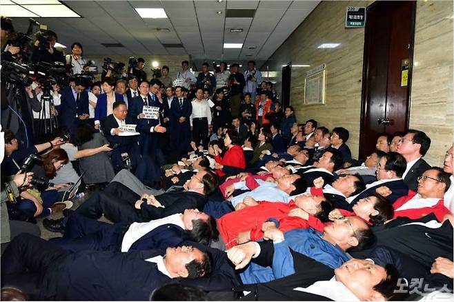 자유한국당 나경원 원내대표와 소속 의원들이 26일 사법개혁특별위원회(사개특위)가 열리는 국회 회의실 앞을 점거하고 이상민 사개특위 위원장 등 특위 위원들의 입장을 막고 있다. (사진=윤창원 기자/자료사진)