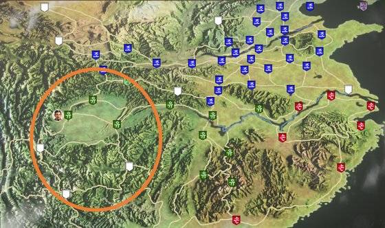 촉나라가 자리잡은 익주는 폐쇄적 지형이기 때문에 지키기엔 좋지만 다른 지역으로 진출하는데는 어려움이 있었다. 주황색 원으로 표시된 지역이 익주. 일본 코에이(KOEI)사의 게임 '삼국지 13'에서 캡쳐