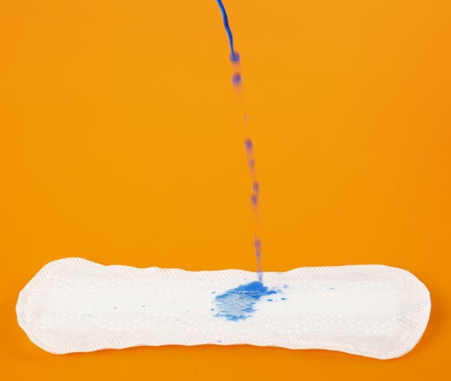 다수의 생리대 광고에서 생리혈은 파란색 액체로 미화돼 표현된다./사진=게티이미지뱅크