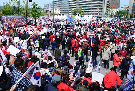 지난 27일 오후 서울 세종문화회관 앞에서 문재인 정권을 규탄하는 자유한국당 주최 집회가 열리고 있다.
