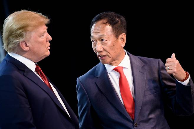 도널드 트럼프(왼쪽) 미국 대통령과 궈타이밍 폭스콘 회장. (사진=AFP)