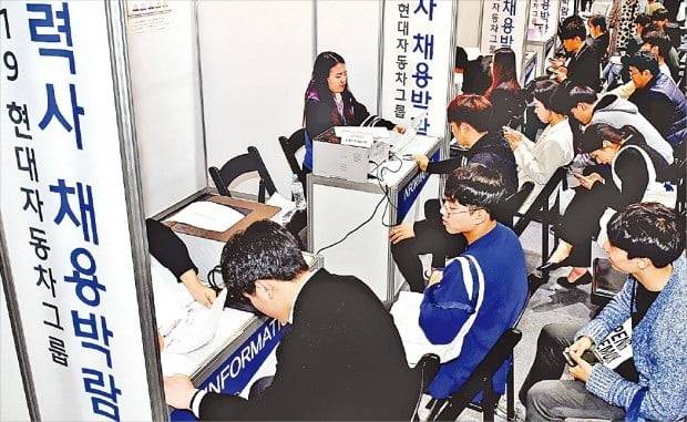 공개채용과 수시채용을 병행해 신입사원을 뽑는 기업이 늘고 있다. 지난달 30일 울산대 체육관에서 열린 현대자동차그룹 협력사 채용박람회에서는 현장면접을 통해 인재를 선발했다. 이날 행사에는 완성차 협력사 외 현대모비스, 현대위아, 현대로템, 현대트랜시스 등 현대차그룹 계열사와 울산·경주권 부품 협력사 30곳이 참여했다. /현대자동차 제공