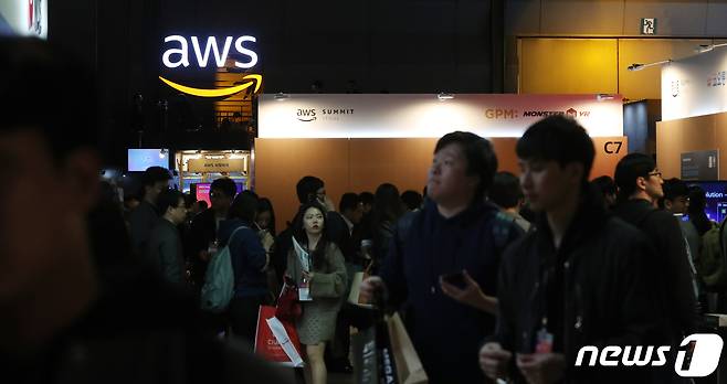 지난달 17일 서울 강남구 코엑스에서 열린 'AWS(아마존웹서비스) 서밋 서울 2019'을 찾은 관람객들이 전시장을 둘러보고 있다.  © News1 이승배 기자
