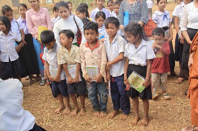 피아비는 지난 1월 맨발의 캄보디아에서 어린이들을 만나 구충제와 노트, 후원금을 전달했다. [사진 피아비]