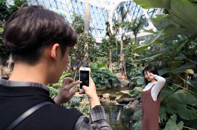 서울식물원이 정식 개장한 1일 오후 서울 강서구 서울식물원에 관람객들이 온실을 배경으로 사진을 찍고 있다. /사진=뉴시스