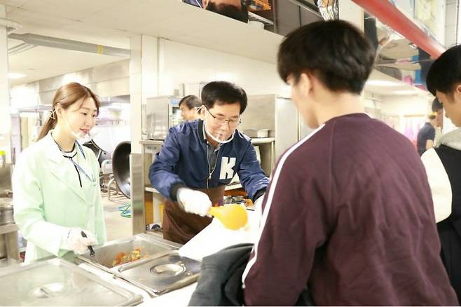 코리아텍(한국기술교육대)은 ‘천원의 아침식사’를 연간 12주에서 20주로 확대하기로 한 가운데 이성기 총장(왼쪽 두번째)이 2일 오전 학생 식당에서 배식을 하고 있다. (사진=코리아텍 제공)