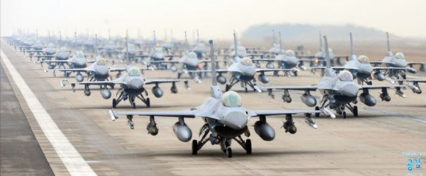 2012년 3월 한국 군산공군기지에서 한미 공군의 F-16 전투기 60대가 코끼리 걷기 훈련을 하고 있다. /공군
