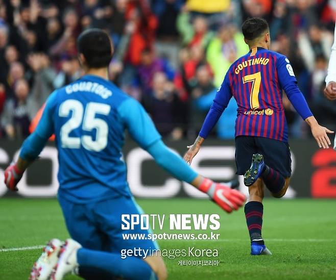 ▲ 실점의 이유는 25번 때문? 쿠르투아(왼쪽)가 쿠티뉴에게 실점한 뒤 답답해하고 있다.