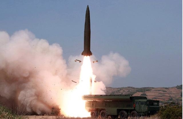 북한 노동신문이 5일 전날 동해 해상에서 김정은 국무위원장 참관 하에 진행된 화력타격 훈련 사진을 보도했다. '북한판 이스칸데르' 미사일로 추정되는 전술유도무기가 날아가고 있다. /뉴시스