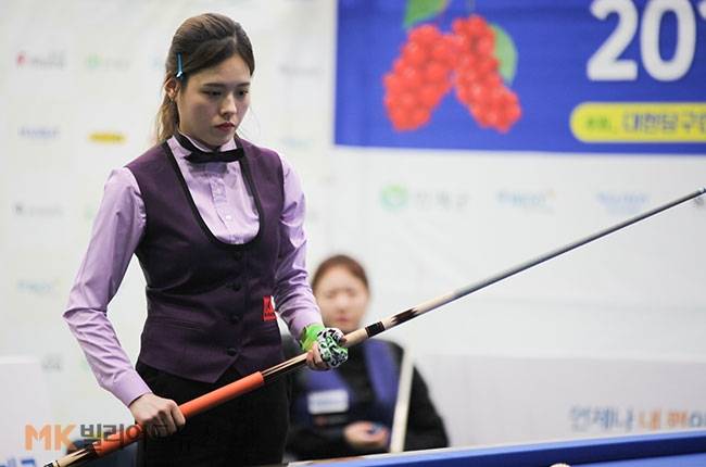 인제오미자배 3쿠션 결승 경기서 샷을 구상하고 있는 서한솔.